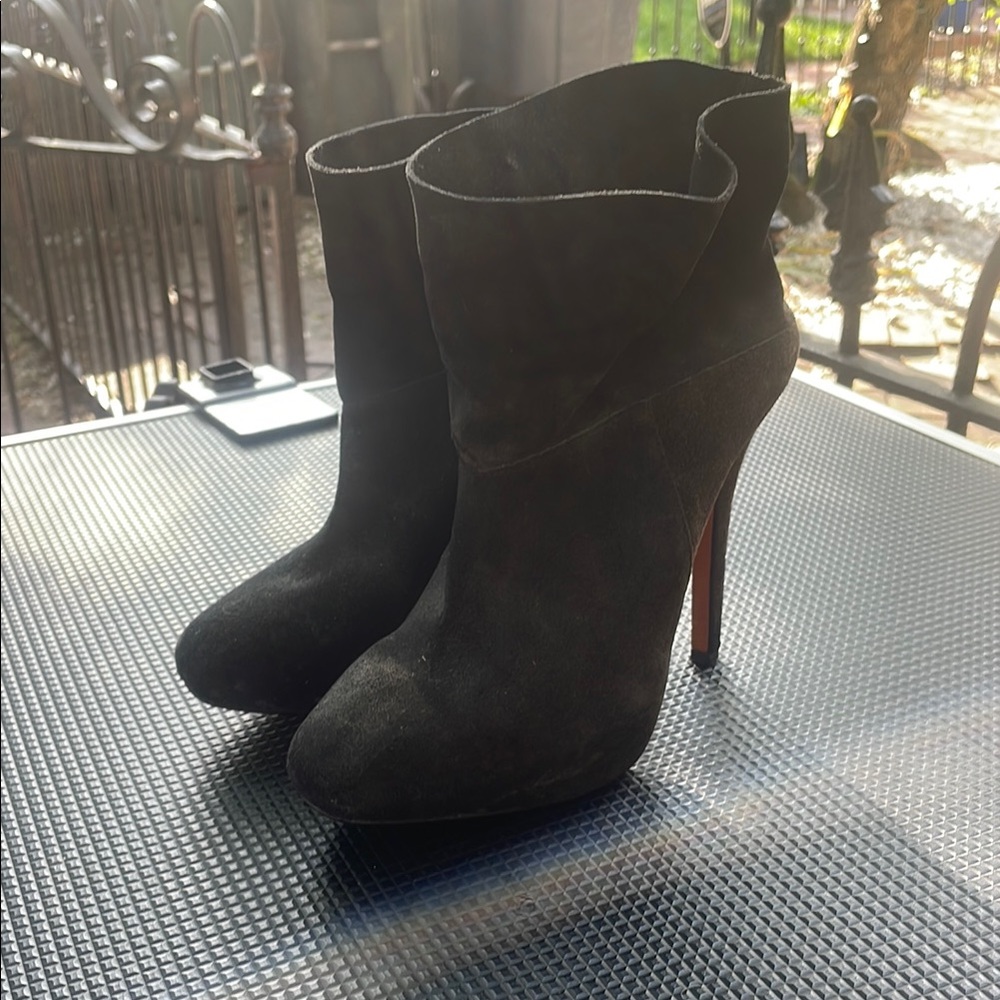 Max Studio Black Heeled Boots Sleek Silhouette